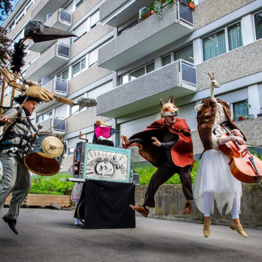 Geneve, le 7 juin 2021. Photos de la Cie Zanco et son spectacle itinerant tout public « Ourse ». Equipe artistique compose de Fanny Balestro (chevreuil, violoncelle), Olga G. Andreichikova (marionnettiste, ourse), Dinu Corminboeuf (acteur, renard) et Guillaume Lagger (musicien, corbeau). © Magali Girardin